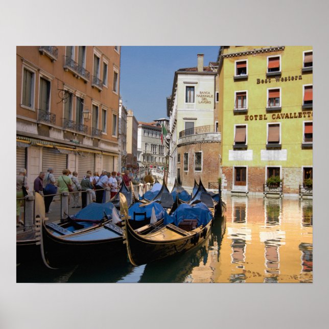 Italien, Venedig, gondolas, förtöjd längs kanalen Poster (Framsidan)