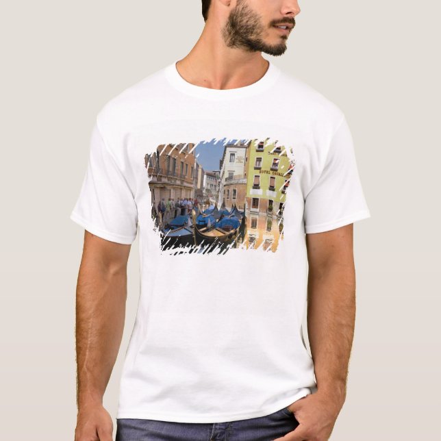 Italien, Venedig, gondolas förtöjd längs kanalen T-shirt (Framsida)