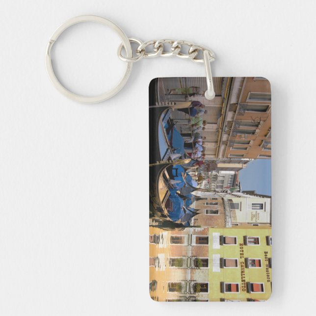 Italien, Venedig, gondoler förtöjda längs kanal (Framsidan)