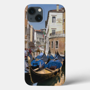 Italien, Venedig, gondoler förtöjda längs kanal