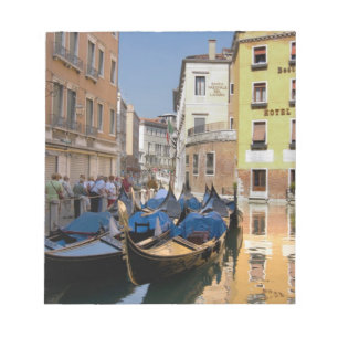 Italien, Venedig, gondoler förtöjda längs kanal Anteckningsblock