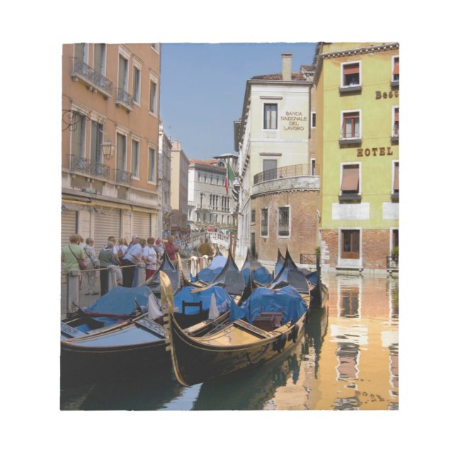 Italien, Venedig, gondoler förtöjda längs kanal Anteckningsblock (Framsida)