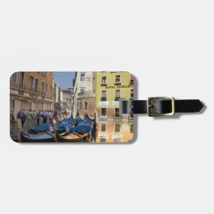 Italien, Venedig, gondoler förtöjda längs kanal Bagagebricka