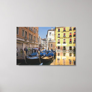 Italien, Venedig, gondoler förtöjda längs kanal Canvastryck