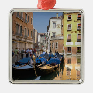 Italien, Venedig, gondoler förtöjda längs kanal Julgransprydnad Metall