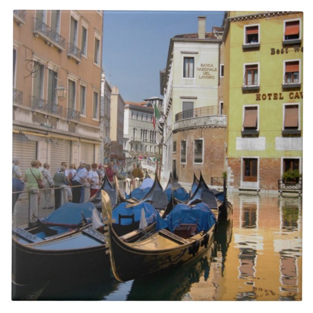 Italien, Venedig, gondoler förtöjda längs kanal Kakelplatta (Framsidan)