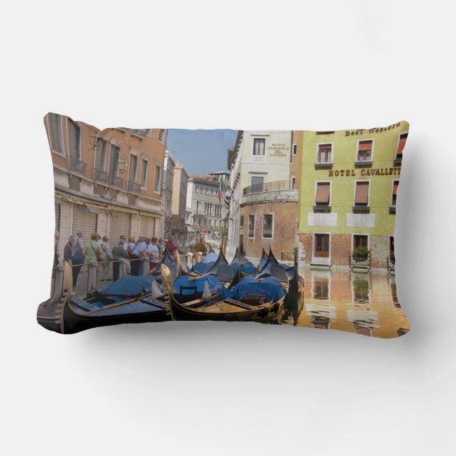 Italien, Venedig, gondoler förtöjda längs kanal Lumbarkudde (Framsida)