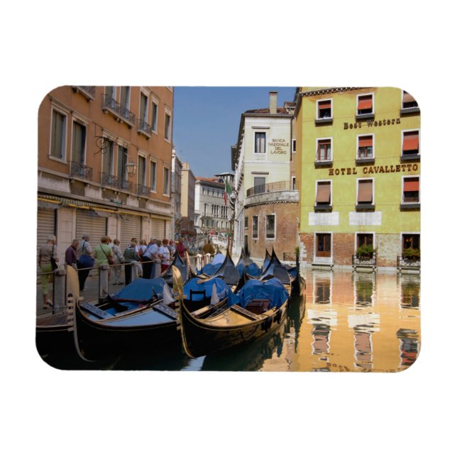 Italien, Venedig, gondoler förtöjda längs kanal Magnet (Horisontell)