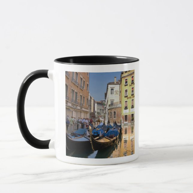 Italien, Venedig, gondoler förtöjda längs kanal Mugg (Vänster)