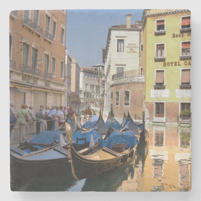 Italien, Venedig, gondoler förtöjda längs kanal Underlägg Sten (Framsidan)