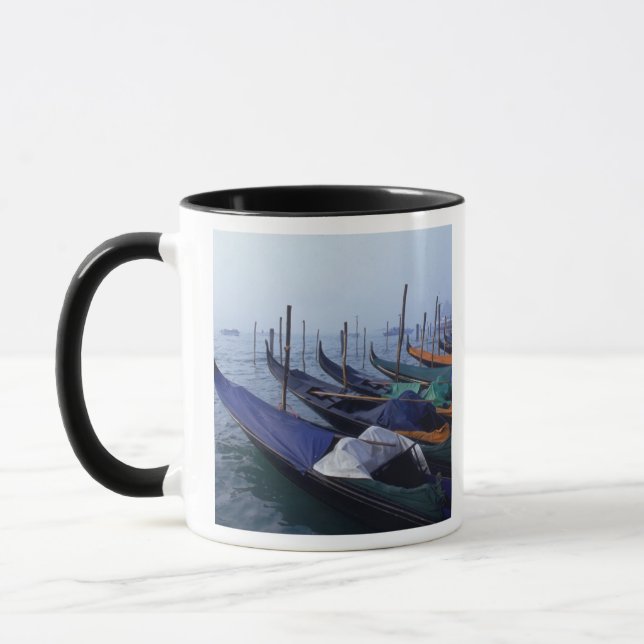 Italien, Venedig. Gondoler. Mugg (Vänster)