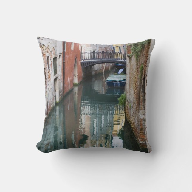 Italien, Venedig, Reflektioner och Liten Bro av Kudde (Framsida)