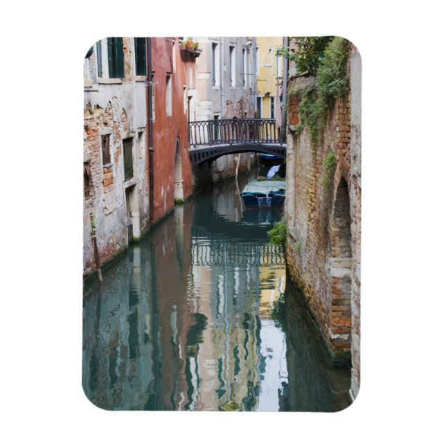 Italien, Venedig, Reflektioner och Liten Bro av Magnet (Vertikal)