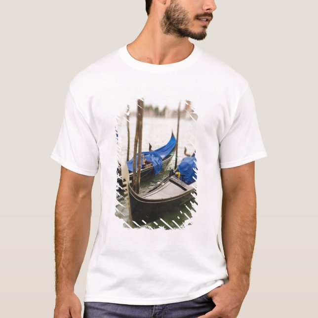 Italien, Venedig, selektivt fokus på Gondola i T-shirt (Framsida)