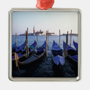 Italien, Veneto, Venedig, Rad av gondol och San Julgransprydnad Metall
