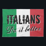Italienare gör det den bättre roliga kökshandduk<br><div class="desc">Italienare gör det den bättre roliga citationsteckenkökshandduken. Humoristiskt ordstäv med italiensk flaggabakgrund. Gulliga matlagninggåvaidéer för honom och henne. Flagga av italien med vintagetypografimallen. Kök/BBQ levererar för manar och kvinnor. Nationality-/arvhumor. Roligt för grillfest, middagparty, blandat par, italienska amerikanförhållanden, internationellt datummärkning-, bröllop- eller familjmöte. Gör en för vänner, familjen, mamman, pappan, modern,...</div>