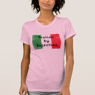 Italienare vid kvinna för injektion den roliga tee shirt
