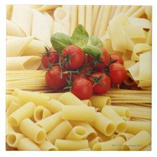 Italiensk cuisine. Pasta och tomatoes. Kakelplatta