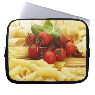 Italiensk cuisine. Pasta och tomatoes. Laptop Fodral