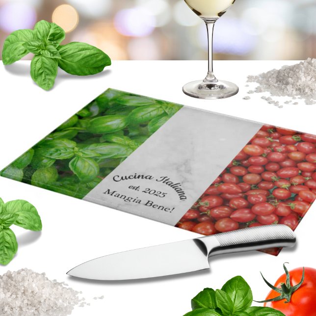 Italiensk flaggdesign med basilika, marmor och tom (Italian Flag of Basil, White Marble, and Tomatoes Glass Cutting Board with custom wording)