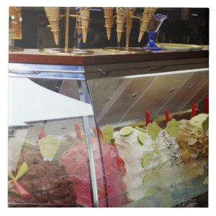 Italiensk gelato i monter kakelplatta