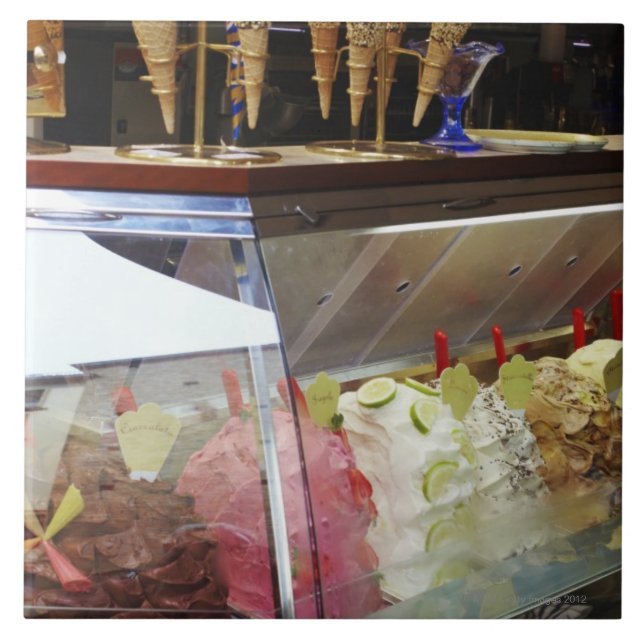 Italiensk gelato i monter kakelplatta (Framsidan)