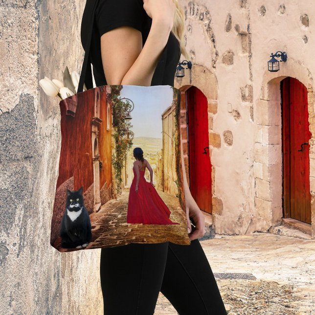 Italienska Dam i Red Tuxedo Cat Fine Art Tote Bag Tygkasse (Tote bag featuring a painting of a lady in red in a romantic Italian village with a tuxedo cat)