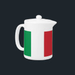 Italienska Flagga Tekanna<br><div class="desc">Lägg till en liten italiensk charm till din tetid med vår tekanna för exklusiv med flagga Italien! Denna tekanna är mycket detaljerad och är mer än bara en funktionell fråga. Den är en firande av Italiens rik och kulturarv. Elegantens utformning visningar på ett framträdande sätt den ikoniska italienska flagga och...</div>