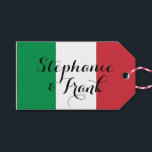 Italienska flaggfärger bröllop presentetikett<br><div class="desc">Du kan anpassa de gröna röda och vita italienska flaggfärgerna för att skapa dina egna bröllopsgåvor eller presentkort.
Paret namn har en dekorativ modern kalligrafisk stil. 
Ändra radavståndet för att ändra det sammanflätade utseendet på skriften.
Ändra teckensnittsstilen för att skapa ditt eget anpassade textmeddelande.</div>
