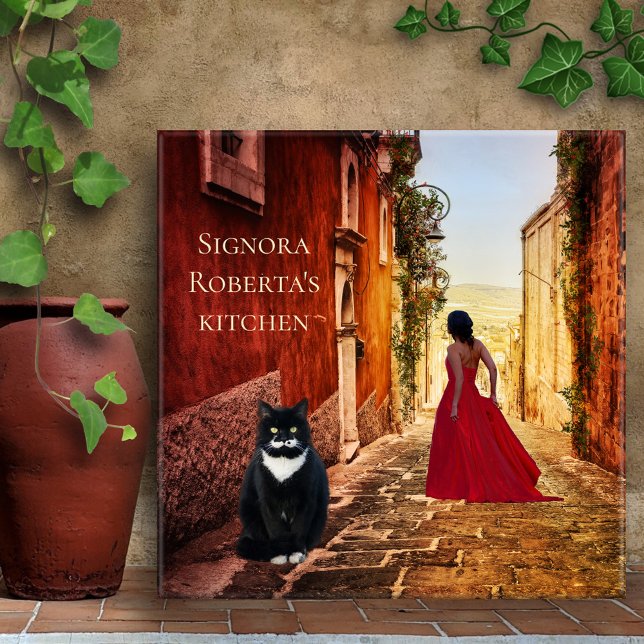 Italienska konst Romantic Dam i Red Tile Kakelplatta (A modern art tile with a Sicilian street scene with a lady in red and a cute tuxedo cat)