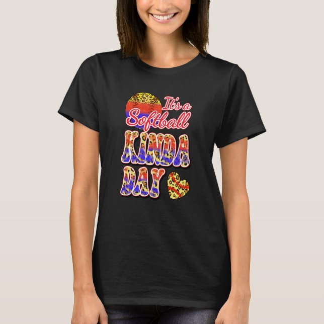 It's a Softball Kinda Day Softball Mom High School T Shirt (Framsida)