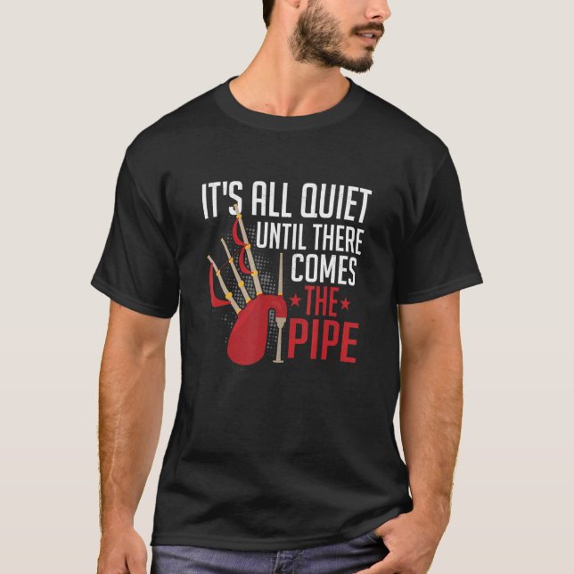 It's All Quite Until There Comes The Pipe Bagpipin T Shirt (Framsida)