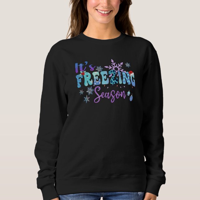 It's Freezing Season Sparkle Decorations And Holly T Shirt (Framsida)