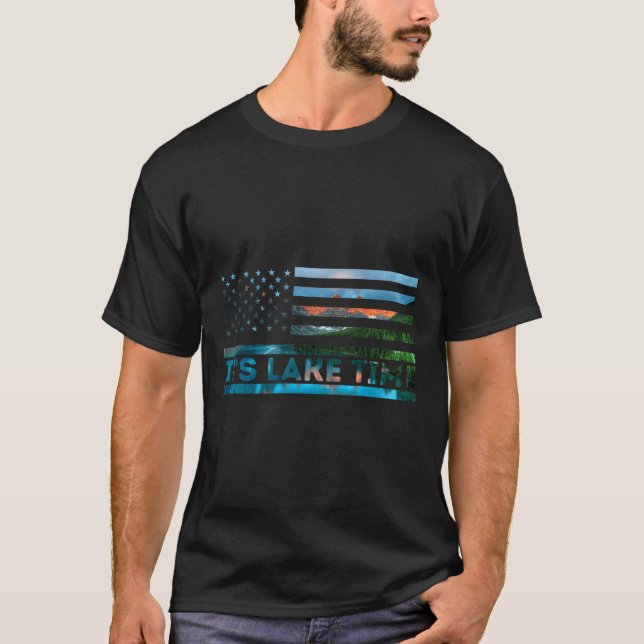 It's Lake Time Sunset American Flag Summer Vacatio T Shirt (Framsida)