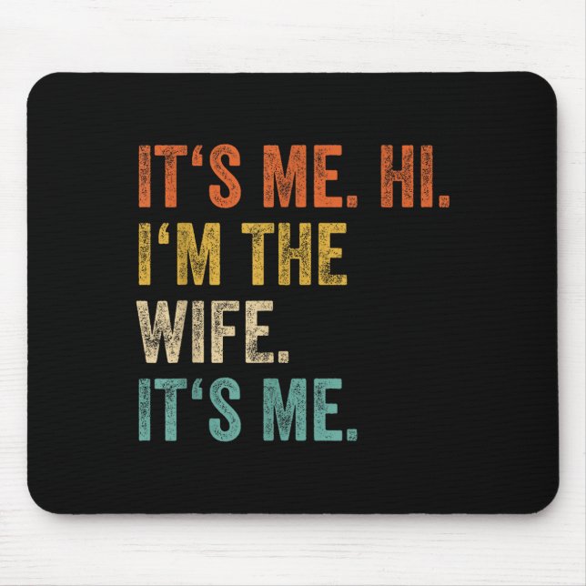 Its Me Hi Im The Wife Its Me Love Funny Married Co Musmatta (Framsidan)