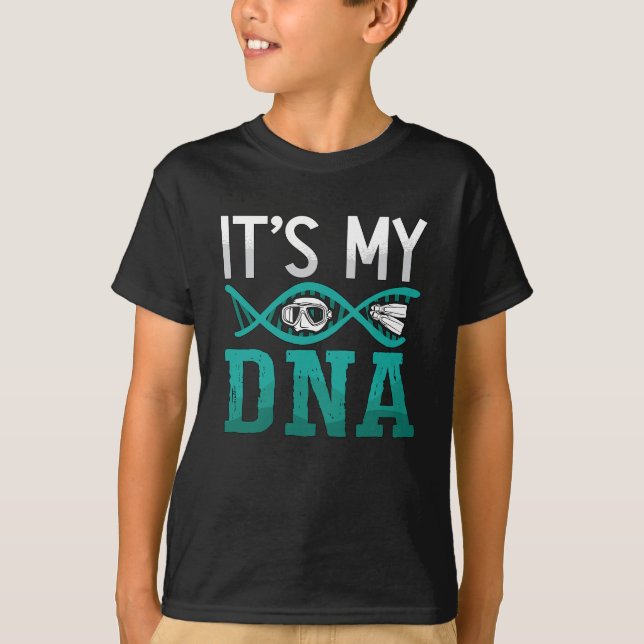 It's My DNA Spearfishing Freediving Dive Freediver T Shirt (Framsida)