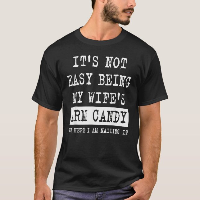 Its Not Easy Being My Wife s Arm Candy  Fathers Da T Shirt (Framsida)