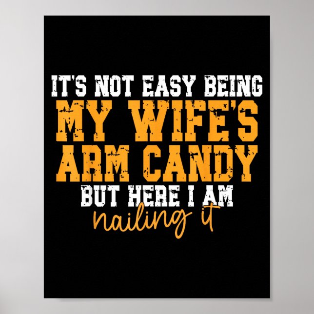 It's Not Easy Being My Wife's Arm Candy But Here I Poster (Framsidan)