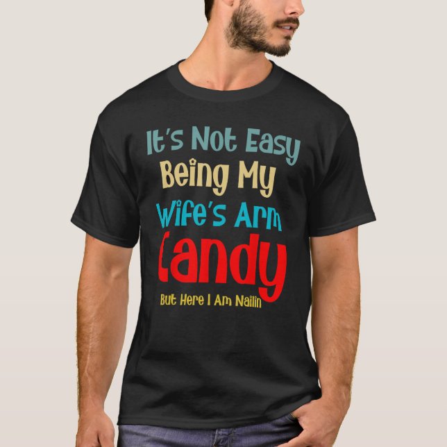 It's Not Easy Being My Wife's Arm Candy But Here I T Shirt (Framsida)