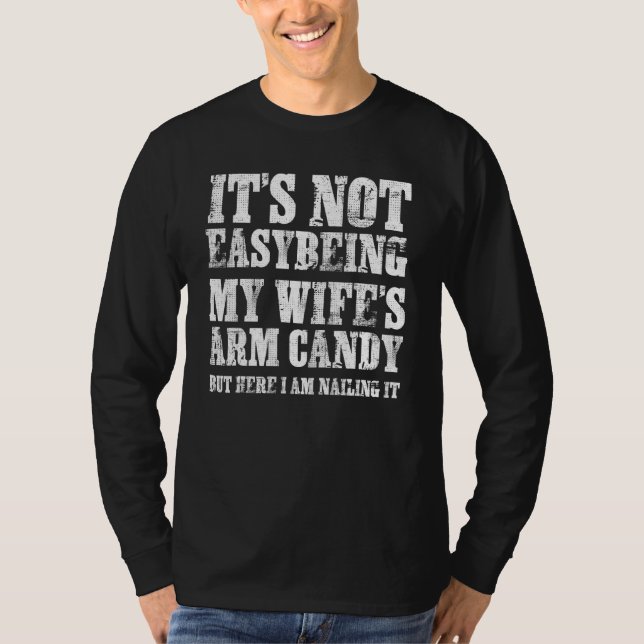 Its Not Easy Being My Wife's Arm Candy Funny Fathe T Shirt (Framsida)