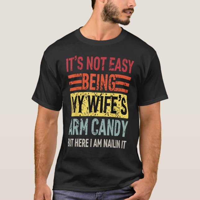 Its Not Easy Being My Wife's Arm Candy Funny Fathe T Shirt (Framsida)