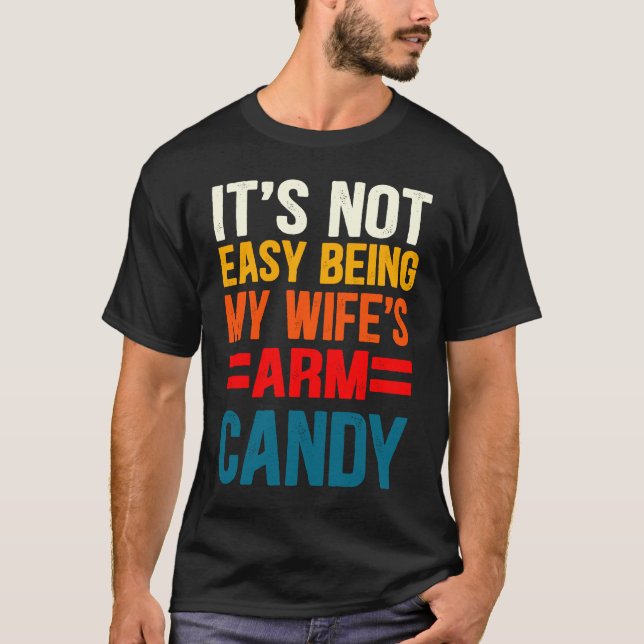 It's Not Easy Being My Wife's Arm Candy T Shirt (Framsida)