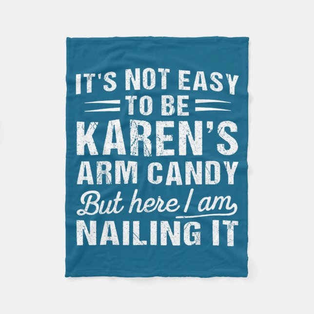 Its-not-easy To Be Karen's Arm Candy Funny Husband Fleecefilt (Framsidan)