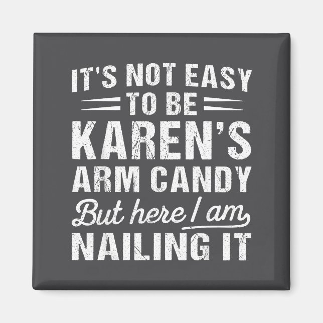 Its-not-easy To Be Karen's Arm Candy Funny Husband Magnet (Framsidan)