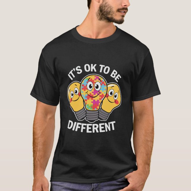 It's OK To Be Different | Autism Puzzle Light Bulb T Shirt (Framsida)