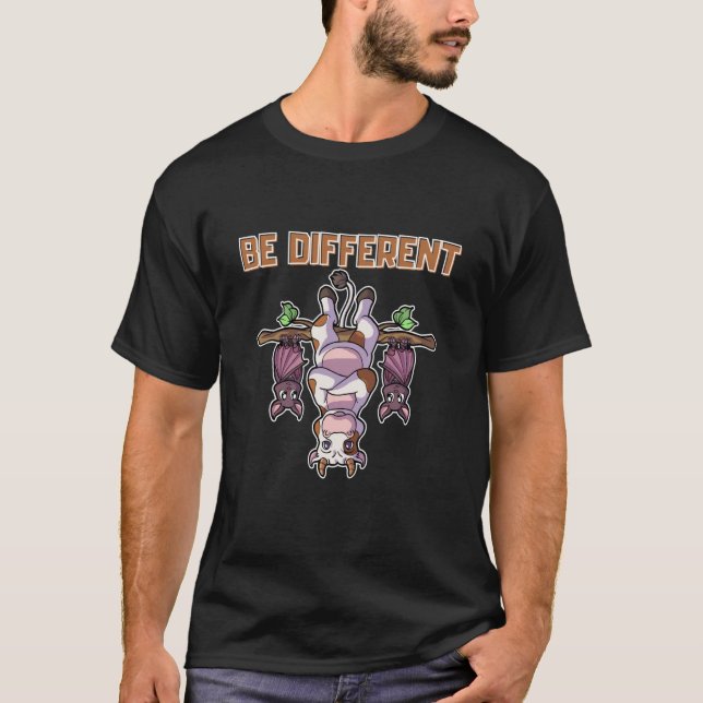 It's okay to be different Sei Anders Cow Bat  2 T Shirt (Framsida)