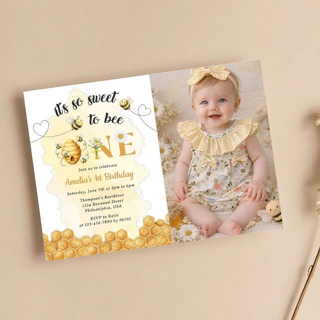 It's So Sweet To Bee Photo 1st Birthday Invitation Inbjudningar (Skapare uppladdad)