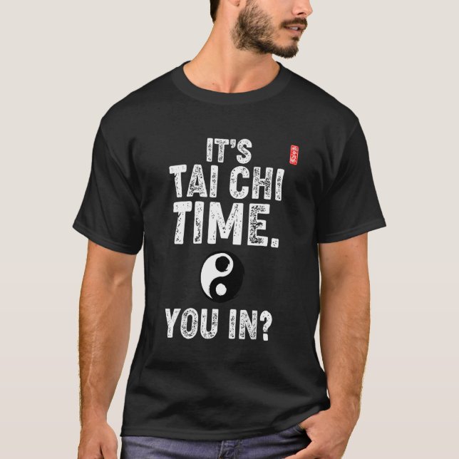 It's Tai Chi Time. You In! Tai Chi Beginners Sloga T Shirt (Framsida)