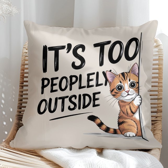 "It's Too Peopely Outside" Funny Introvert Cat Kudde ("It's Too Peopely Outside" Funny Introvert Cat Throw Pillow in a sunny boho rattan chair.)