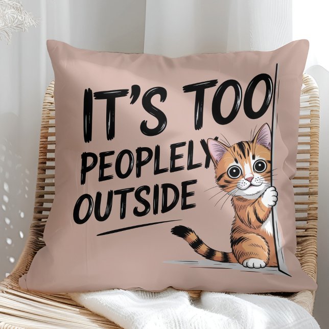 "It's Too Peopely Outside" Funny Introvert Cat Kudde ("It's Too Peopely Outside" Funny Introvert Cat Throw Pillow in a sunny boho rattan chair.)